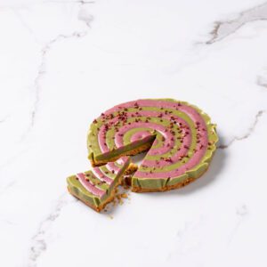 Framboos matcha fudgy taartpunt