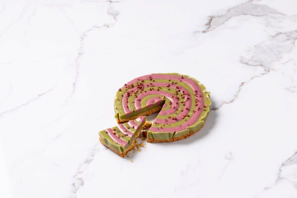 Framboos matcha fudgy taartpunt
